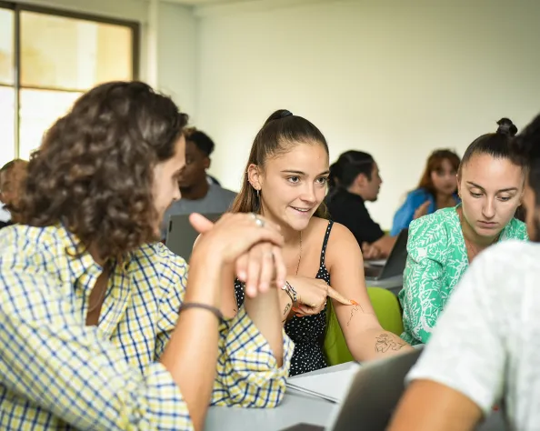 Des étudiants travaillant en groupe dans une salle de classe
